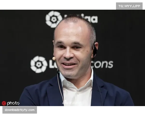 前巴萨球星伊涅斯塔以客座讲师身份，为西甲教练员培训班讲授转换时机把握。